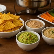 Ассорти закусок с кукурузными чипсами Гуакамоле, Паштет из куриной печени, Бабагануш для фуршета в Алматы, кейтеринг